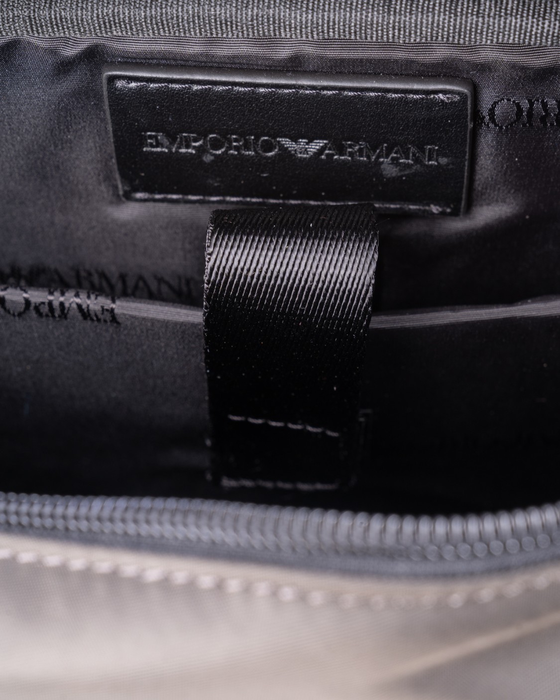 shop EMPORIO ARMANI  Tracolla: Emporio Armani borsa messenger in nylon riciclato ASV.
Dettagli in pelle.
Placchetta aquila.
Patta e zip di chiusura.
Scomparto con zip su patta.
Tracolla regolabile.
Dimensioni: 34 x 27 x 10 cm.
Composizione: 50% Poliammide 50% Poliammide riciclato.
Made in China.. Y4M391 Y217J-80023 number 43028